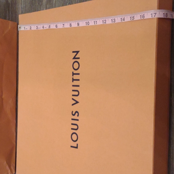 Authentic Louis Vuitton garment box and bag - Picture 4 of 16